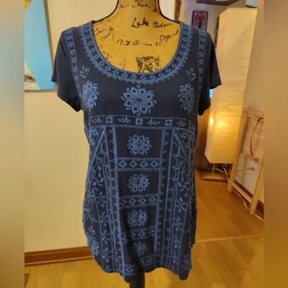 Gorgeous Luck Design Top with beautiful embroidered Design- sz M - Picture 1 of 3